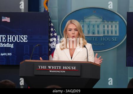 8. April 2025, Washington, District of Columbia, USA: Pressesprecherin des Weißen Hauses, Karoline Leavitt, schreibt die Presse am 8. April 2025. (Kreditbild: © Andrew Leyden/ZUMA Press Wire) NUR REDAKTIONELLE VERWENDUNG! Nicht für kommerzielle ZWECKE! Stockfoto
