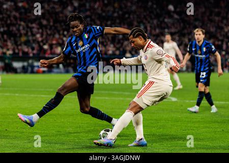 ZWEIKAMPF Yann-Aurel Bisseck (Inter Mailand, 31), Serge Gnabry (FC Bayern M?nchen, 7) UEFA Champions League Viertelfinale: FC Bayern M?nchen - Inter Mailand, M?nchen, Allianz Arena am 08.04.2025 Stockfoto