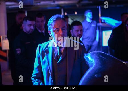 Kiew, Ukraine. April 2025. Der belgische Premierminister Bart de Wever inspiziert während einer ukrainischen Verteidigung eine in der Ukraine hergestellte Anti-Areal-Drohne, während Präsident Wolodymyr Zelenskyj im Hintergrund steht, während einer Messe der Verteidigungsindustrie am 8. April 2025 in Kiew, Ukraine. Dies ist der erste Besuch von Premierminister Bart de Wever seit Beginn seiner Premierministerschaft im Februar 2025 (Foto: Justin Yau/SIPA USA) Credit: SIPA USA/Alamy Live News Stockfoto