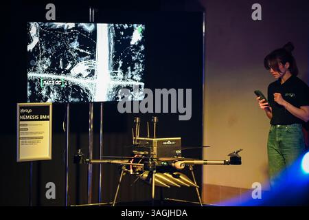 Kiew, Ukraine. April 2025. Eine ukrainische Munitionsdrohne wird auf einer ukrainischen Messe der Verteidigungsindustrie am 8. April 2025 in Kiew, Ukraine, ausgestellt. Dies ist der erste Besuch von Premierminister Bart de Wever seit Beginn seiner Premierministerschaft im Februar 2025 (Foto: Justin Yau/SIPA USA) Credit: SIPA USA/Alamy Live News Stockfoto