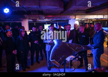 Kiew, Ukraine. April 2025. Präsident Wolodymyr Zelenskyy, Premierminister Bart de Wever, Außenminister Maxime Prevot und Verteidigungsminister Theo Francken inspizieren ukrainische Luftabwehrdrohnen, die während einer ukrainischen Messe für Verteidigungsindustrie am 8. April 2025 in Kiew, Ukraine, ausgestellt werden. Dies ist der erste Besuch von Premierminister Bart de Wever seit Beginn seiner Premierministerschaft im Februar 2025 (Foto: Justin Yau/SIPA USA) Credit: SIPA USA/Alamy Live News Stockfoto