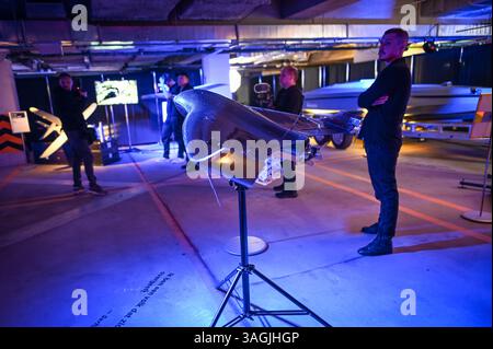 Kiew, Ukraine. April 2025. Eine aus der Ukraine hergestellte Anti-Luft-Drohne wird während einer ukrainischen Messe der Verteidigungsindustrie am 8. April 2025 in Kiew, Ukraine, ausgestellt. Dies ist der erste Besuch von Premierminister Bart de Wever seit Beginn seiner Premierministerschaft im Februar 2025 (Foto: Justin Yau/SIPA USA) Credit: SIPA USA/Alamy Live News Stockfoto