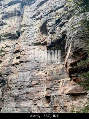 Verwitterte Klippenfläche aus geschichtetem Stein Stockfoto