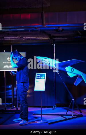 Kiew, Ukraine. April 2025. Eine ukrainische Überwachungsdrohne arial wird auf einer ukrainischen Messe der Verteidigungsindustrie am 8. April 2025 in Kiew, Ukraine, ausgestellt. Dies ist der erste Besuch von Premierminister Bart de Wever seit Beginn seiner Premierministerschaft im Februar 2025 (Foto: Justin Yau/SIPA USA) Credit: SIPA USA/Alamy Live News Stockfoto