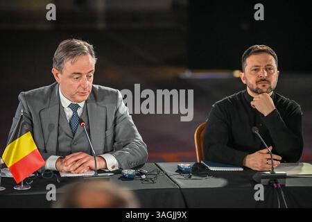 Kiew, Ukraine. April 2025. Der belgische Premierminister Bart de Wever hält eine Rede neben Präsident Wolodymyr Zelenskyj während eines Treffens zur strategischen Zusammenarbeit am 8. April 2025 in Kiew, Ukraine. Dies ist der erste Besuch von Premierminister Bart de Wever seit Beginn seiner Premierministerschaft im Februar 2025 (Foto: Justin Yau/SIPA USA) Credit: SIPA USA/Alamy Live News Stockfoto