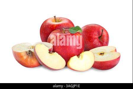 Frische saftige rote Äpfel isoliert auf weiß. Ganz und in Scheiben geschnitten Stockfoto