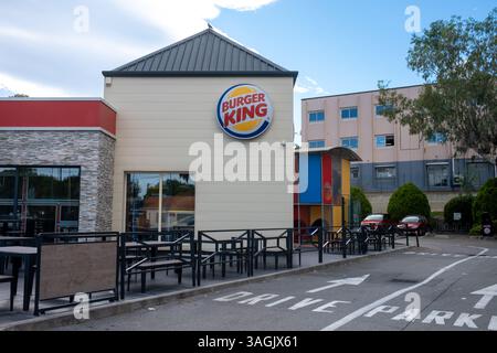 Antibes, Frankreich - 27.09.2022: hamburger Fast-Food-Restaurant der berühmten Kette in Antibes, Frankreich Stockfoto