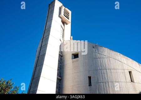 Antibes, Frankreich - 27.09.2022: Moderne Kirche in Antibes, französische Riviera Stockfoto