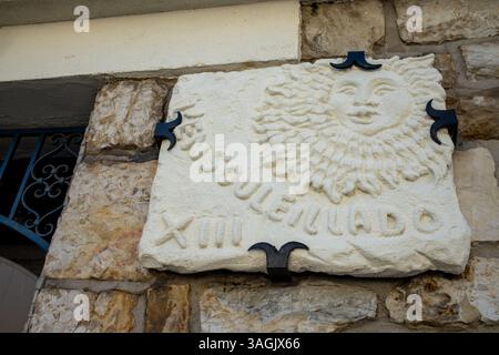 Antibes, Frankreich - 27.09.2022 : Name des Hauses und Dekoration mit Steinschnitzereien als Sonne an der französischen Riviera Stockfoto