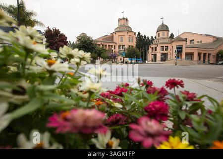 Mountain View, Kalifornien, USA - 30. August 2024: Das Stadtzentrum und das Rathaus werden von einem bewölkten Morgenlicht beleuchtet. Stockfoto