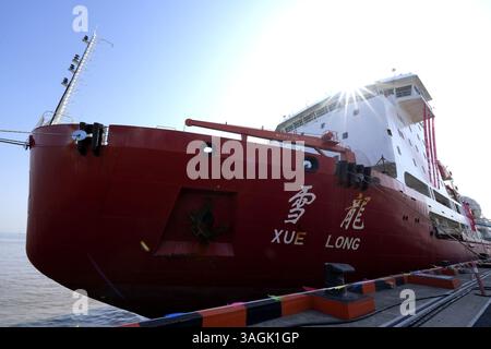Peking, China. April 2025. Der chinesische Forschungseisbrecher Xuelong, auch Snow Dragon genannt, legt am 8. April 2025 an einem Basisdock in Shanghai, Ostchina, an. Chinas Forschungseisbrecher Xuelong kam am Dienstag in Shanghai an, was den Abschluss wichtiger Missionen bei der 41. Antarktis-Expedition des Landes markiert. Quelle: Zhang Jiansong/Xinhua/Alamy Live News Stockfoto
