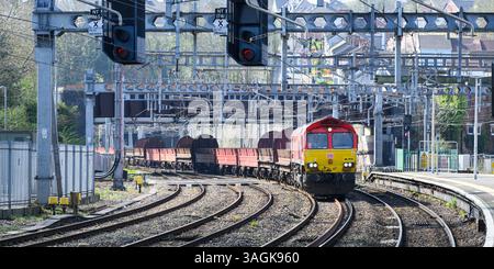 Newport, Wales, UK - 1. April 2025; DB Cargo UK Güterzug mit Lokomotive 66010 auf mehrgleisiger Kurve Stockfoto