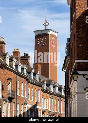 Shrewsbury, Großbritannien - 31. März 2025; Uhr der Shrewsbury Market Hall auf einem Backsteinturm, der über alten Häusern ragt Stockfoto
