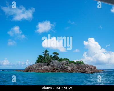St. Pierre Island aus der Vogelperspektive vom Katamaran aus, Seychellen – atemberaubender Ozean Stockfoto