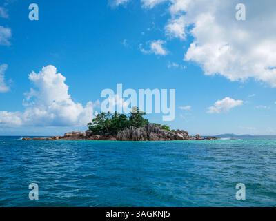 St. Pierre Island aus der Vogelperspektive vom Katamaran aus, Seychellen – atemberaubender Ozean Stockfoto