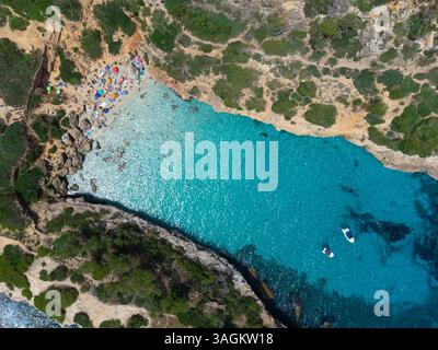 Blick aus der Vogelperspektive auf den Strand Calo des Moro mit türkisfarbenem Wasser und den umliegenden Klippen auf Mallorca Stockfoto