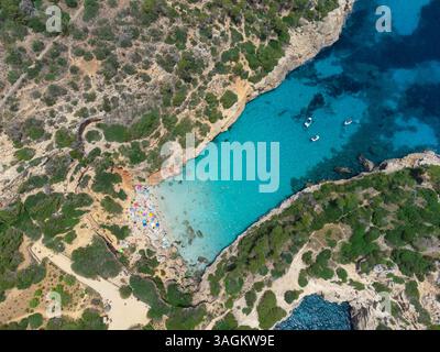 Blick aus der Vogelperspektive auf den Strand Calo des Moro mit türkisfarbenem Wasser und den umliegenden Klippen auf Mallorca Stockfoto