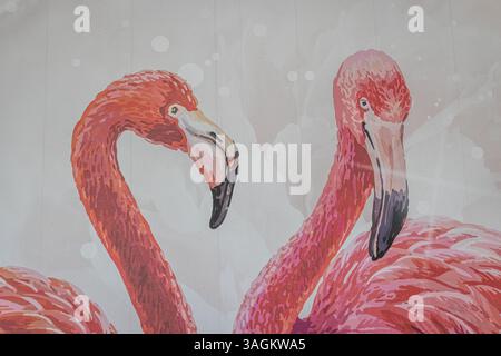 Nahaufnahme der künstlerischen Flamingowand mit zwei Flamingos in sanften rosafarbenen Aquarelltönen vor hellem Hintergrund. Stockfoto
