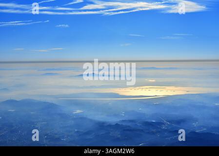 Atemberaubender Blick auf die nebelbedeckte Landschaft vom Wulao Feng (Gipfel der fünf alten Menschen) am Lushan (Berg Lu), Jiujiang City, Jiangxi, China. Stockfoto
