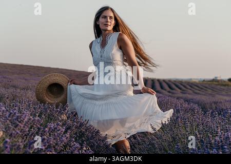 Lavendel Dress Woman France: Fotoshooting bei Sonnenuntergang, elegantes weißes Kleid, Provence Fields. Stockfoto