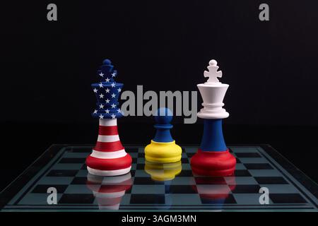 Schach aus Fahnen der Ukraine, der USA und Russlands Stockfoto