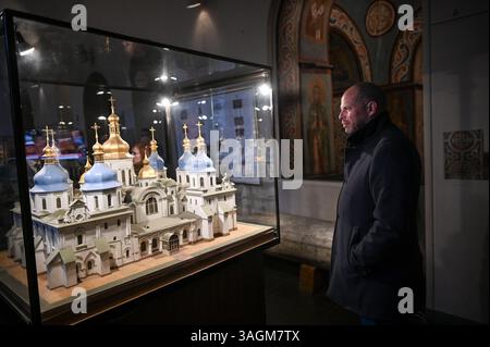 Kiew, Ukraine. April 2025. Verteidigungsminister Theo Francken betrachtet ein maßstabsgetreues Modell der Kathedrale während einer historischen und kulturellen Tour durch die St. Sophia Kathedrale in Kiew, Ukraine am 8. April 2025. Premierminister Bart de Wever beendet seinen ersten Besuch in Kiew mit einer kulturellen Tour durch die Kathedrale der Heiligen Sophia, die zum UNESCO-Weltkulturerbe gehört. (Foto von Justin Yau/ Belga) Credit: Belga News Agency/Alamy Live News Stockfoto