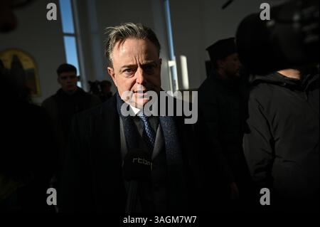 Bucha, Ukraine. April 2025. Premierminister Bart de Wever beantwortet Fragen während eines kurzen Interviews in der St. Andrews Church, die heute als Gedenkstätte für die während der russischen Besatzung in der Stadt Bucha in der Kiewer Region der Ukraine am 8. April 2025 getöteten Menschen dient. Dies ist der erste Besuch von Premierminister Bart de Wever seit Beginn seiner Premierministerschaft im Februar 2025 (Foto: Justin Yau/Belga) Credit: Belga News Agency/Alamy Live News Stockfoto