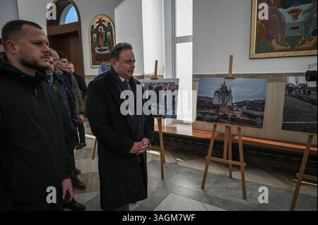 Bucha, Ukraine. April 2025. Premierminister Bart de Wever betrachtet Fotografien, die die Folgen der russischen Besetzung von Bucha in der St. Andrews Kirche in der Region Kiew am 8. April 2025 darstellen. Dies ist der erste Besuch von Premierminister Bart de Wever seit Beginn seiner Premierministerschaft im Februar 2025 (Foto: Justin Yau/Belga) Credit: Belga News Agency/Alamy Live News Stockfoto