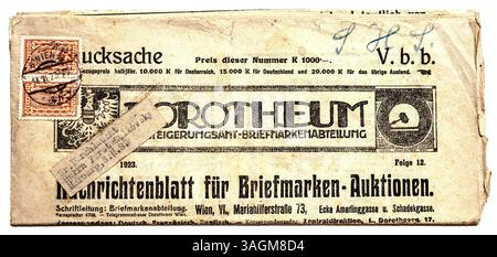 Österreichische Zeitung aus den 1920er Jahren mit gestempelten Briefmarken für den Postversand - Wien, Österreich. Stockfoto