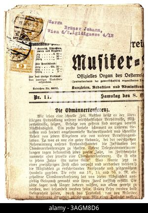 Österreichische Zeitung aus den 1920er Jahren mit gestempelten Briefmarken für den Postversand - Wien, Österreich. Stockfoto