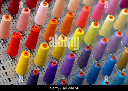 Bunte Stickgarn Rollen für die Nähmaschine. Industrie Stockfoto