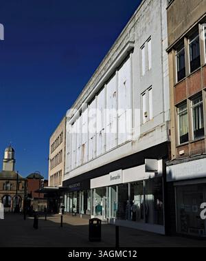 Die markanten weißen Mode- und Bekleidungsgeschäfte von Bon Marche und Peacocks in der King Street South in South Shields. Stockfoto