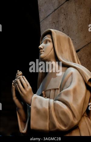 Paris, FRANKREICH - 10-08-2023: Statue der Heiligen Margarete Maria Alacoque. Visitationsnonne, die die Hingabe an das Heilige Herz Jesu förderte. Stockfoto