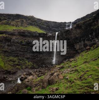 Wasserfall Fossa auf den Färöern, lange Exposition Stockfoto