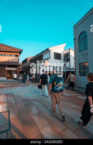 Touristen schlendern durch das bezaubernde Viertel Higashi Chaya Stockfoto