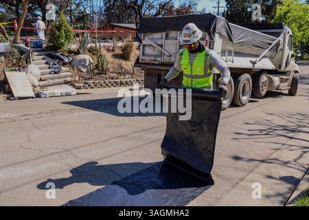Altadena, CA, USA. April 2025. Die FEMA hat das Armeekorps der Ingenieure und Auftragnehmer geschickt, um Trümmerarbeiten an den durch den Eaton-Brand zerstörten Grundstücken in Altadena durchzuführen. (Kreditbild: © Amy Katz/ZUMA Press Wire) NUR REDAKTIONELLE VERWENDUNG! Nicht für kommerzielle ZWECKE! Stockfoto