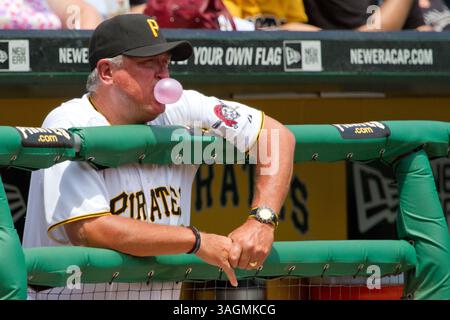 22. Juli 2012: Piratenmanager Clint Hürdennummer 13 während des Spiels zwischen den Miami Marlins und den Pittsburgh Pirates im PNC Park in Pittsburgh, Pa. (Bild: © Aaron Doster/Cal Sport Media/ZUMAPRESS.com) Stockfoto