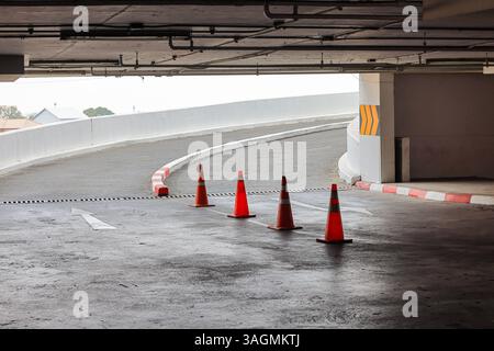Parkplatz oder Parkdeck mit Kurvenrampe des neuen Gebäudes. Stockfoto