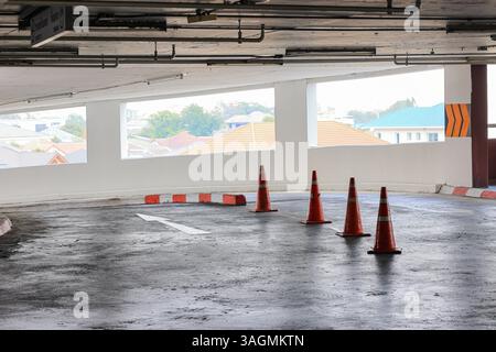 Parkplatz oder Parkdeck mit Kurvenrampe des neuen Gebäudes. Stockfoto