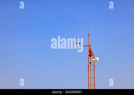 Windgeschwindigkeitsmessung oder Anemometer an rotem Pol an kleiner Wetterstation. Stockfoto
