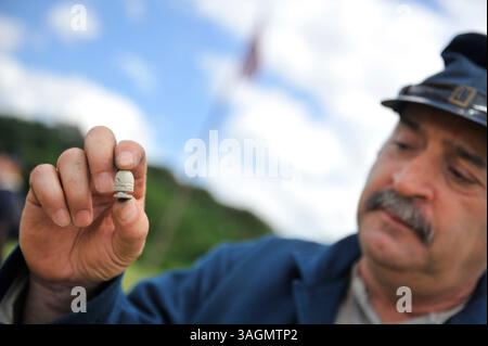 21. Juli 2012 – Old Bethpage, New York, USA – DAS GEN MONGELLO aus Levittown, New York, stellt einen Soldaten bei der Wiedererrichtung des Camp Scott dar, einem Trainingslager der Union Army, in der Old Bethpage Village Restoration, um dem 150. Jahrestag des Amerikanischen Bürgerkriegs zu gedenken. (Bild: © Ann E Parry/ZUMAPRESS.com) Stockfoto