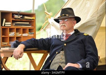 21. Juli 2012 - Old Bethpage, New York, USA - GUY SMITH aus Huntington, New York, zeigt Regimentsadjutant im Hauptquartier bei der Wiedererrichtung von Camp Scott, einem Trainingslager der Union Army, in Old Bethpage Village Restoration zum Gedenken an den 150. Jahrestag des Amerikanischen Bürgerkriegs. (Bild: © Ann E Parry/ZUMAPRESS.com) Stockfoto