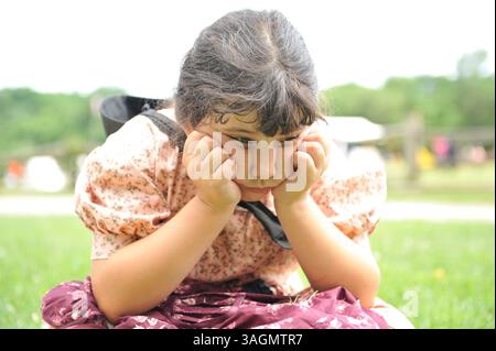 21. Juli 2012 – Old Bethpage, New York, USA – MADELYN WALKER, 7, aus Levittown, New York, trägt Kleidung aus der Zeit des Amerikanischen Bürgerkriegs, während sie Familienmitglieder von Gewerkschaftssoldaten bei Camp Scott Re-Creation in der Old Bethpage Village Restoration porträtiert, um dem 150. Jahrestag des Amerikanischen Bürgerkriegs zu gedenken. (Bild: © Ann E Parry/ZUMAPRESS.com) Stockfoto