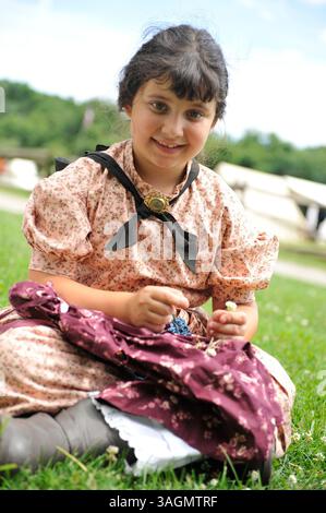 21. Juli 2012 – Old Bethpage, New York, USA – MADELYN WALKER, 7, aus Levittown, New York, trägt Kleidung aus der Zeit des Amerikanischen Bürgerkriegs, während sie Familienmitglieder von Gewerkschaftssoldaten bei Camp Scott Re-Creation in der Old Bethpage Village Restoration porträtiert, um dem 150. Jahrestag des Amerikanischen Bürgerkriegs zu gedenken. (Bild: © Ann E Parry/ZUMAPRESS.com) Stockfoto