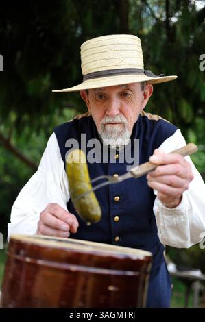 21. Juli 2012 – Old Bethpage, New York, USA – ein bundesweiter Nachenakteur, der das Leben im Commissary in Camp Scott, einem Trainingslager der Union Army darstellt, spitzt eine Gurke aus dem Fass in der Old Bethpage Village Restoration, um an das 150. Jahrestag des Amerikanischen Bürgerkriegs zu erinnern. (Bild: © Ann E Parry/ZUMAPRESS.com) Stockfoto