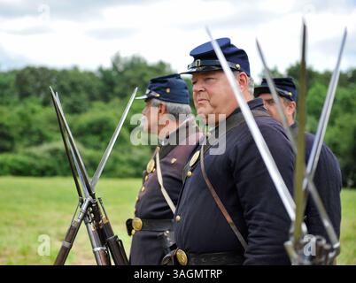 21. Juli 2012 - Old Bethpage, New York, USA - Musketen mit Bajonetten sind im Vordergrund, während sich die bundesstaatlichen Wiederinszenierungen zu militärischen Manövern im Camp Scott, einem Trainingslager der Union Army, in der Old Bethpage Village Restoration versammeln, um dem 150. Jahrestag des Amerikanischen Bürgerkriegs zu gedenken. (Bild: © Ann E Parry/ZUMAPRESS.com) Stockfoto