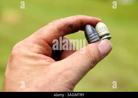 21. Juli 2012 – Old Bethpage, New York, USA – DAS GEN MONGELLO aus Levittown, New York, stellt einen Soldaten bei der Wiedererrichtung des Camp Scott dar, einem Trainingslager der Union Army, in der Old Bethpage Village Restoration, um dem 150. Jahrestag des Amerikanischen Bürgerkriegs zu gedenken. (Bild: © Ann E Parry/ZUMAPRESS.com) Stockfoto