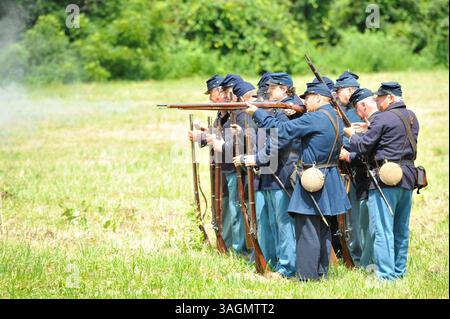 21. Juli 2012: Old Bethpage, New York, USA: Truppen feuern Musketen auf Camp Scott, einem Trainingslager der Union Army, wie sie von Federal Re-Enactors bei Old Bethpage Village Restoration dargestellt werden, um den 150. Jahrestag des Amerikanischen Bürgerkriegs zu feiern. (Bild: © Ann E Parry/ZUMAPRESS.com) Stockfoto