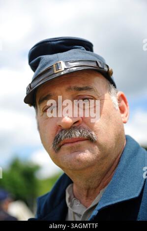 21. Juli 2012 – Old Bethpage, New York, USA – DAS GEN MONGELLO aus Levittown, New York, stellt einen Soldaten bei der Wiedererrichtung des Camp Scott dar, einem Trainingslager der Union Army, in der Old Bethpage Village Restoration, um dem 150. Jahrestag des Amerikanischen Bürgerkriegs zu gedenken. (Bild: © Ann E Parry/ZUMAPRESS.com) Stockfoto