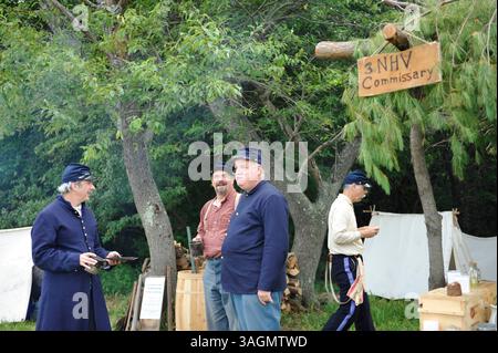 21. Juli 2012 - Old Bethpage, New York, USA - PAUL PATTI aus Merrick, New York (ganz rechts) stellt den Commissary Cook der 3. Regimemt New Hampshire Volunteers in der Old Bethpage Village Restoration zum 150. Jahrestag des Amerikanischen Bürgerkriegs dar. (Bild: © Ann E Parry/ZUMAPRESS.com) Stockfoto